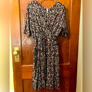 Black w/ floral pattern, v-neck, 3/4 length sleeve midi dress.